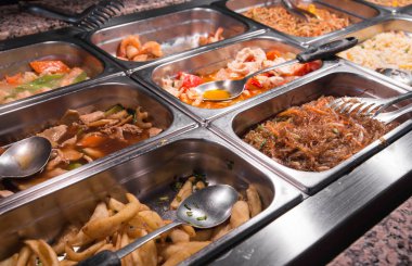Çin restoranı: spagetti et ve sebze