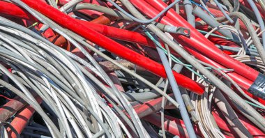 Özel malzeme çöplükte kırmızı elektrik telleri