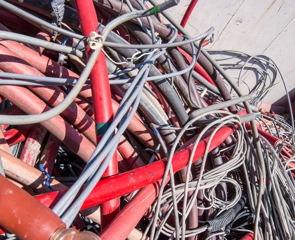 Fios eléctricos vermelhos e outros comprimentos de fio de cobre no lan — Fotografia de Stock