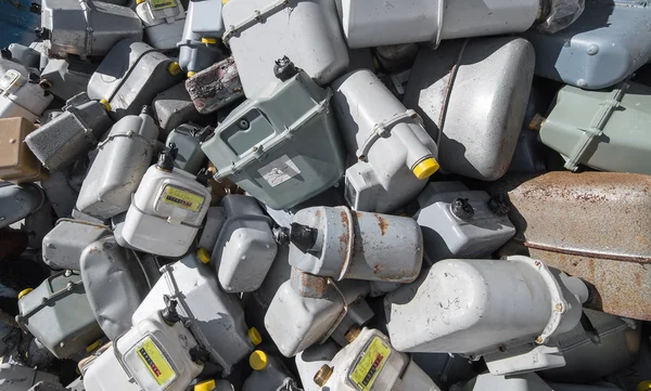 Contadores de contadores de gás velhos enferrujados em aterro de resíduos — Fotografia de Stock