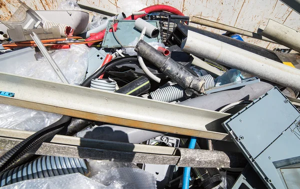 Behållare full av rör och bitar av plast — Stockfoto