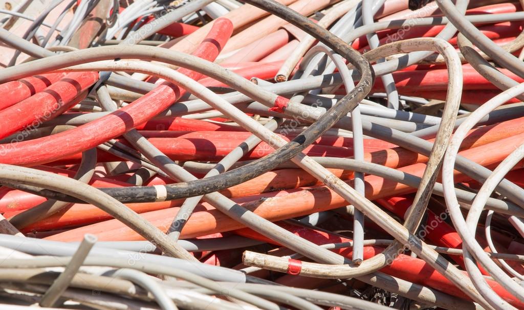 Electrical wires and other lengths of copper wire in the dump of ⬇