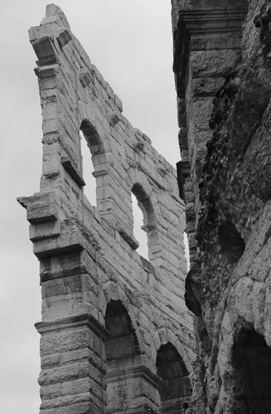 Ytterväggar av forntida Roman arenan i Verona i Italien — Stockfoto