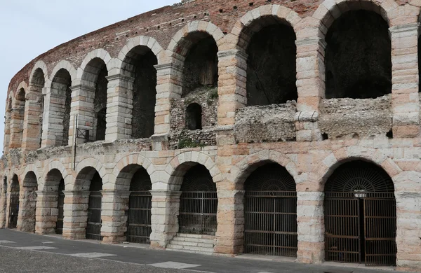 Exterior walls of the ancient Roman Arena in Verona city — Stock Photo, Image