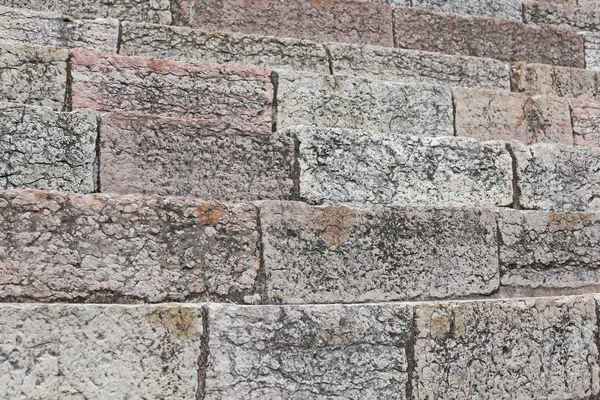 Detalhe dos antigos degraus de pedra calcária da Arena Romana — Fotografia de Stock