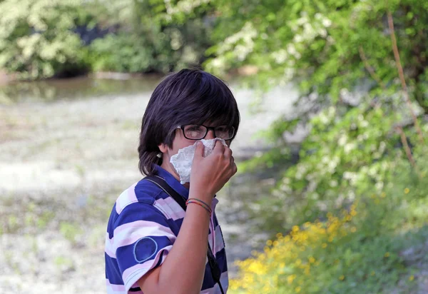 Niño con alergia al polen con pañuelo blanco —  Fotos de Stock