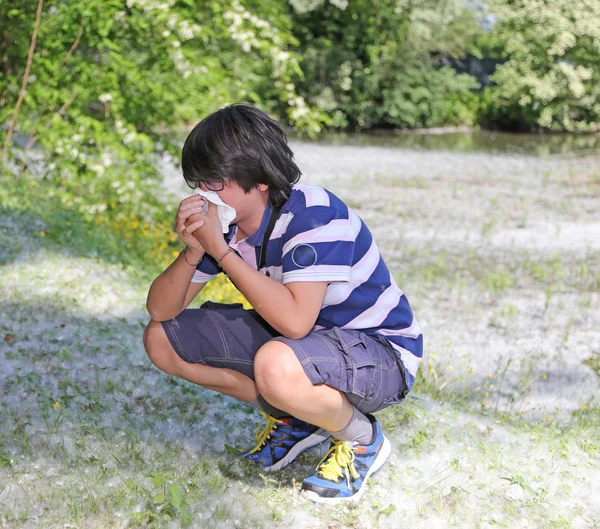 Boy with pollen allergy with white handkerchief — Stock Photo, Image