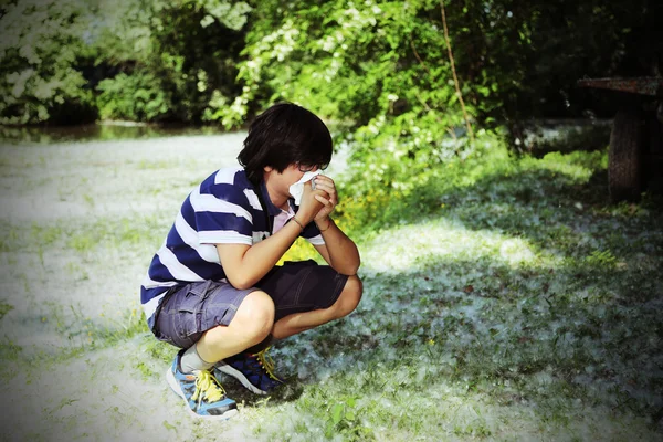 Jongen met stuifmeel allergie met witte zakdoek — Stockfoto