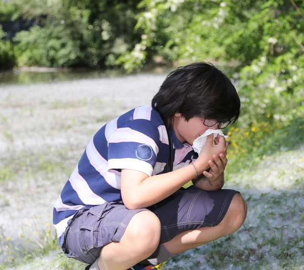 Menino com alergia pólen lenço branco — Fotografia de Stock