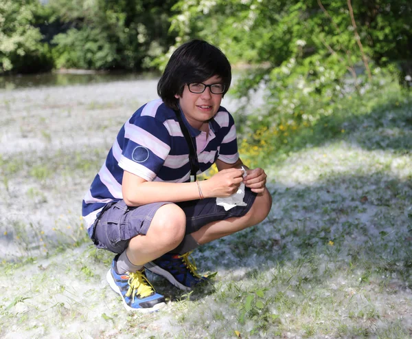 Jongen met stuifmeel allergie met witte zakdoek in hand — Stockfoto