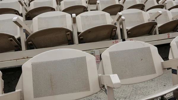 Graue leere Sitze vor dem Theater — Stockfoto