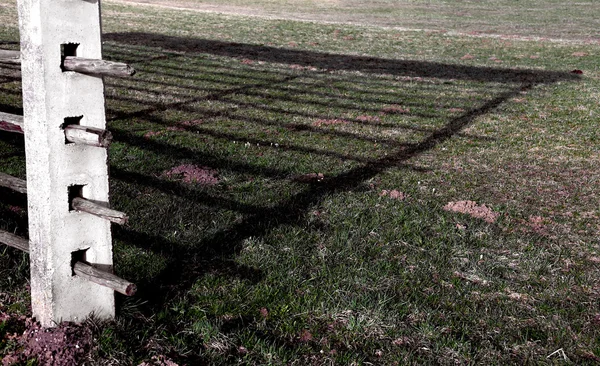 Ombra del vecchio fienile per l'essiccazione del fieno — Foto Stock