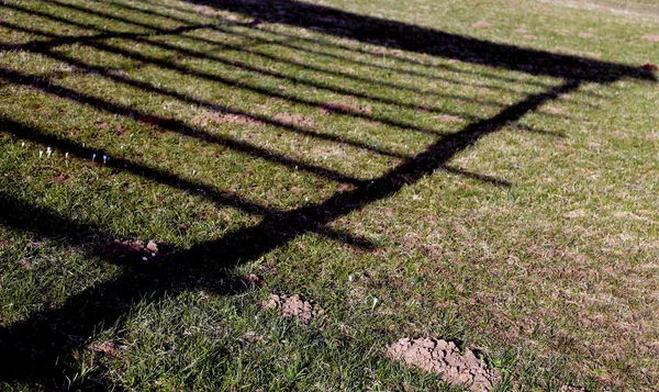 Schatten der alten Scheune zum Trocknen von Heu — Stockfoto