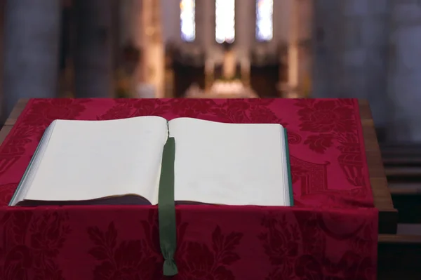 Altes Messbuch, Gebetbuch, in der Kirche — Stockfoto