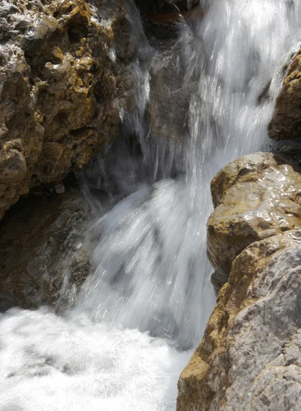 山小川の純粋な新鮮な水 — ストック写真