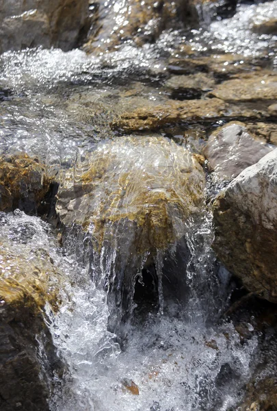 Zoet water in mountain Brook — Stockfoto
