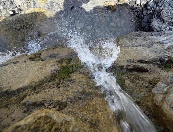 Водопад пресной воды в горном потоке — стоковое фото