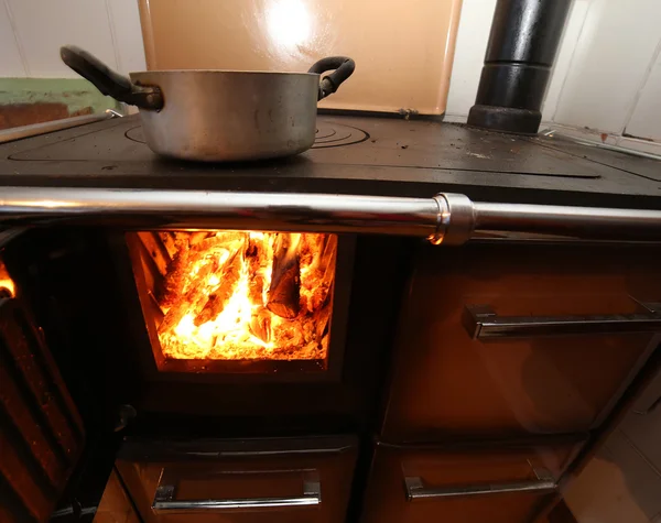 Дрова и угли камина в бедной кухне — стоковое фото