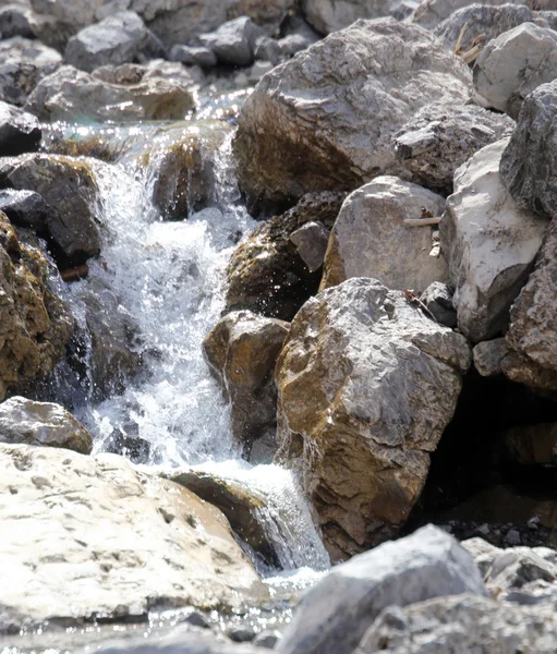 Agua en la montaña arroyo durante el derretimiento del glaciar —  Fotos de Stock