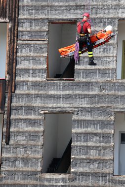İtfaiyeci bir egzersiz sırasında sedye taşır