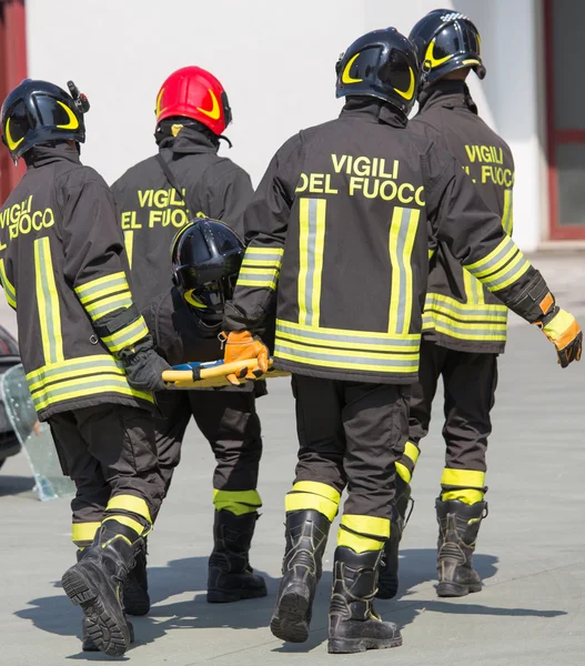 Les pompiers portent un collègue pompier avec l'étirement médical — Photo