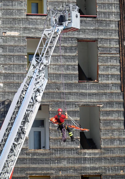 Bombero durante un ejercicio lleva la camilla con la cuerda — Foto de Stock