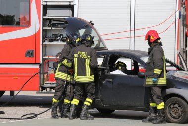 İtfaiyeciler ve yaralıların arabaya rahatlatmak