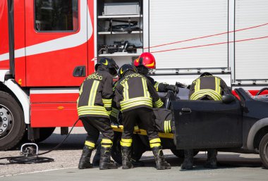 Araba plakaları tarafından yol kazasından yaralı itfaiye çek