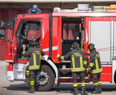 İtalyan itfaiye firetrucks üzerinde durumlarda zor olabilir tırmanmak.