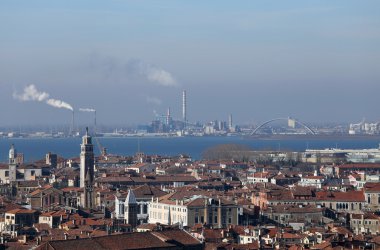 Bacalardan ve dumanla kirleten fabrikalar