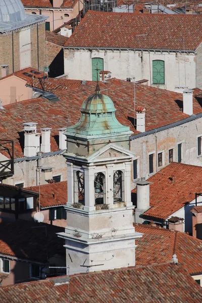 Dzwonnica w stare miasto europejskie — Zdjęcie stockowe