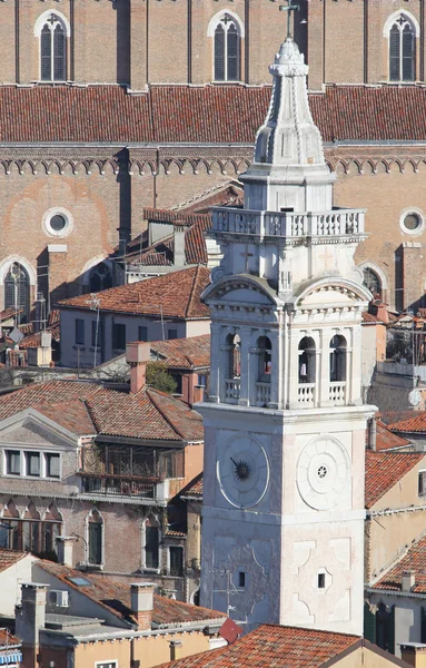 Witte klokkentoren van de kerk van St Mary in Venetië — Stockfoto