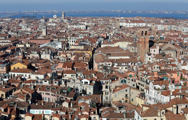 Střechy domů a budov v městě Benátky v Itálii — Stock fotografie