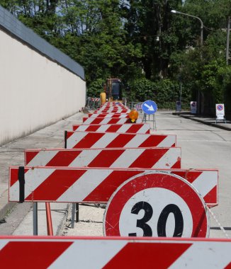 hız sınırı işareti ve Engelli yol kazı