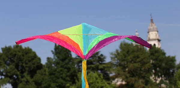 Kite vliegt naar de religieus gebouw — Stockfoto