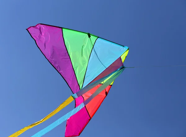 Enorme pipa voa alto no céu azul — Fotografia de Stock