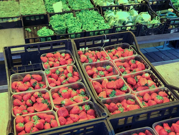 Červené jahody a zeleninu v obchodě — Stock fotografie