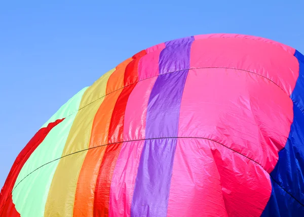 Πολύχρωμο αερόστατο που πετάει στο μπλε του ουρανού — Φωτογραφία Αρχείου