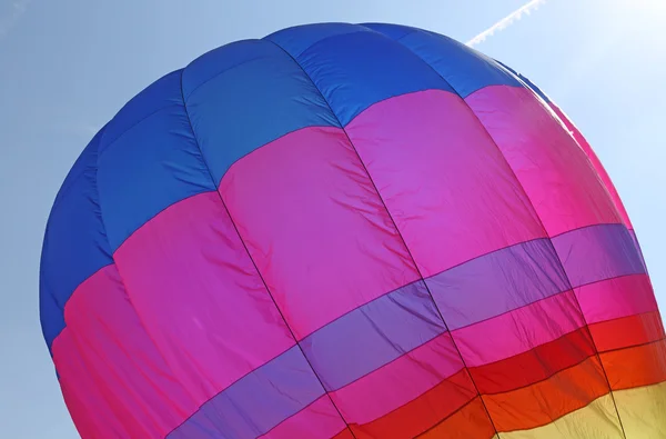Αερόστατο ζεστού αέρα που πετά στο μπλε του ουρανού — Φωτογραφία Αρχείου