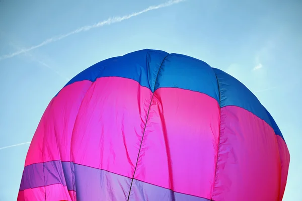Renkli sıcak hava balonu uçar — Stok fotoğraf