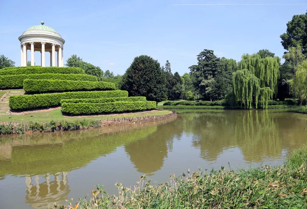 Stagno nel giardino pubblico con alberi secolari e antico tem — Foto Stock