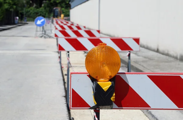 Lâmpada laranja em obras de estrada — Fotografia de Stock