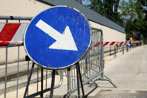 Signal with arrow on the excavation during the roadworks — Stock Photo, Image