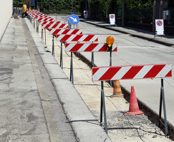 Obstáculos no estaleiro de construção durante as obras de estrada — Fotografia de Stock