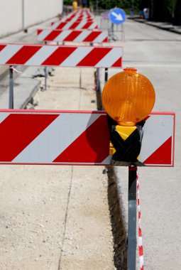 İnşaat alanında, turuncu sinyal yolu