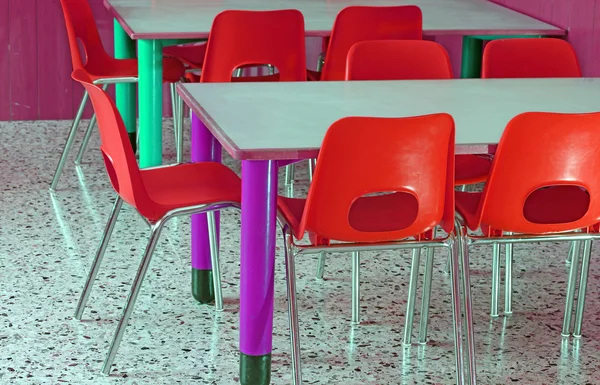 Sala de aula com cadeiras vermelhas na pré-escola — Fotografia de Stock