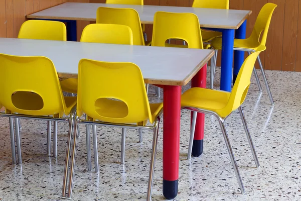Klassenzimmer mit gelben Stühlen im Kindergarten — Stockfoto