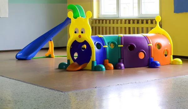 Plastic tunnel voor kinderen spelen in de kinderkamer meubels — Stockfoto