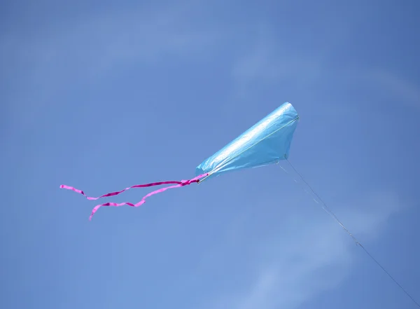 La cometa azul vuela alto en el cielo — Foto de Stock