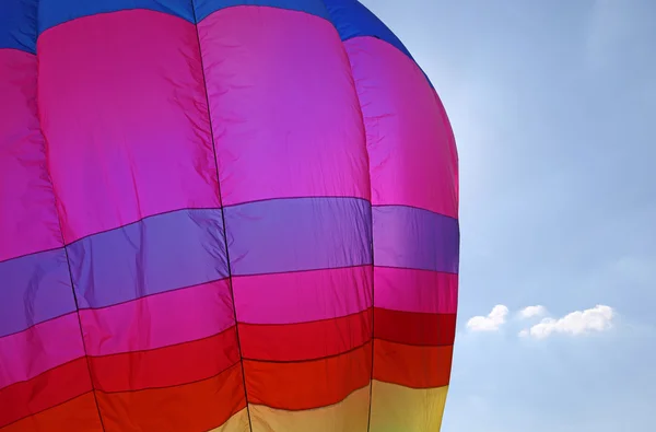 Montgolfière colorée vole en bleu — Photo